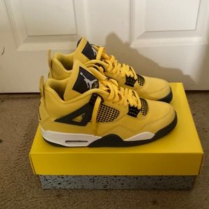 Size 9, didn’t really need these anymore, loved these, they really look good.